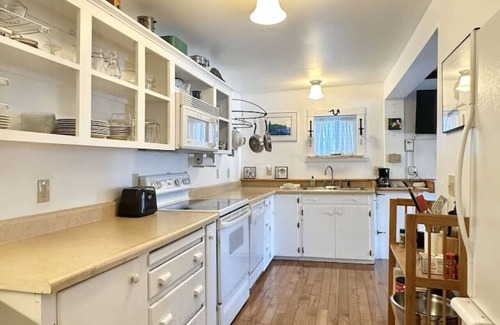 Bar Harbor Cottage | Historic 1850 Downtown Retreat [Driftwood Cottage]