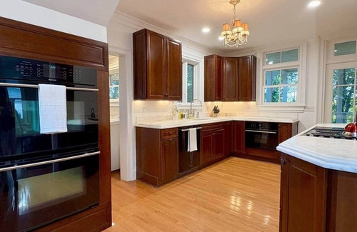 Cheshire House | Historic 1850s 6BR-3BA Private Retreat in Cheshire