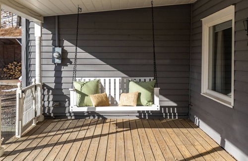 Accord Cottage | Historic 1874 Krom Cottage: Tranquil Getaway