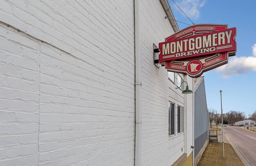 Montgomery House | Historic 1893 Brewhouse Solarium Loft – Sun‑Drenched Mid‑Century Modern Retreat