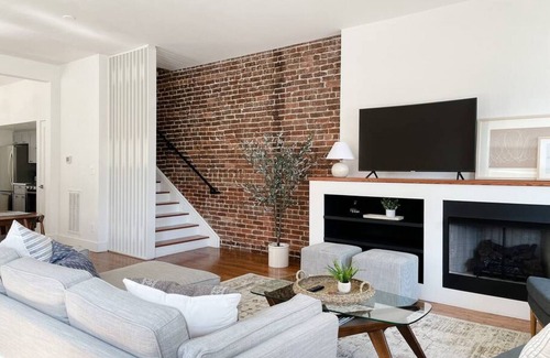 Downtown Knoxville Villa | Historic 1900`s Townhome with a Modern Flair