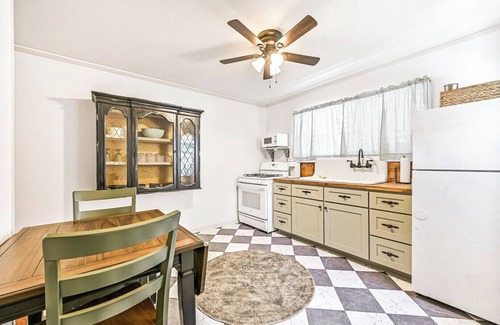 Galveston House | Historic 1903 Queen Anne Cottage-Modern Design-Near Beach,UTMB, Strand-sleeps 4
