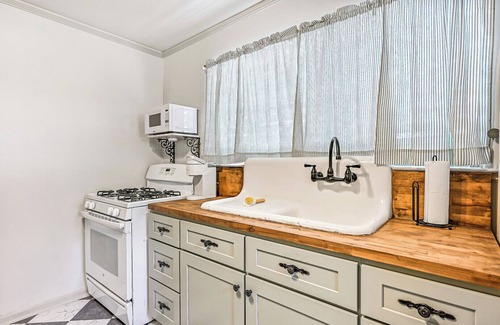 Galveston House | Historic 1903 Queen Anne Cottage-Modern Design-Near Beach,UTMB, Strand-sleeps 4