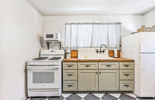 Galveston House | Historic 1903 Queen Anne Cottage-Modern Design-Near Beach,UTMB, Strand-sleeps 4