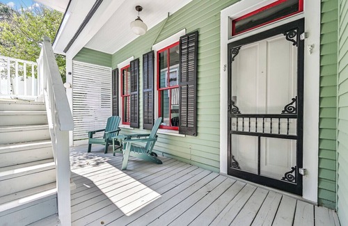 Galveston House | Historic 1903 Queen Anne Cottage-Modern Design-Near Beach,UTMB, Strand-sleeps 4