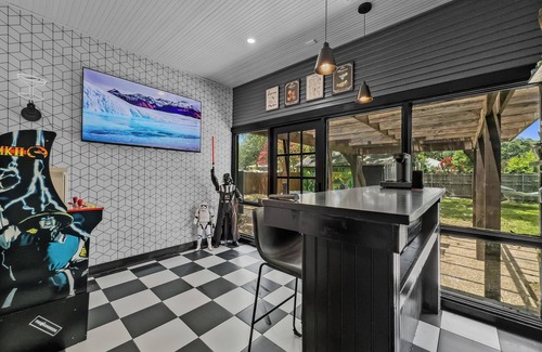 Central Arlington House | Historic 1915 Home, 1 Mile from AT&T Stadium, with 5 bedrooms & Private Backyard