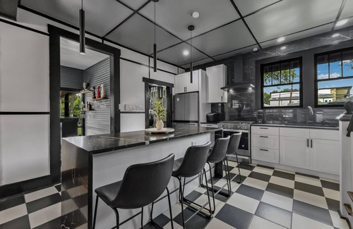 Central Arlington House | Historic 1915 Home, 1 Mile from AT&T Stadium, with 5 bedrooms & Private Backyard