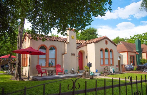 San Antonio House | Historic 1927 Spanish Casita Minutes from our famous DT destinations.