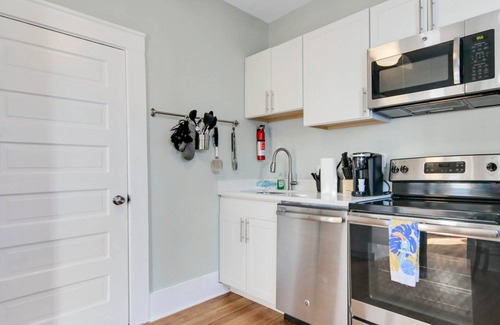 Tybee Island House | Historic 1930c Inn- 8BR/8BA Separate Suites All-in-One Sleeps 16! 400ft to Beach