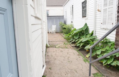 Irish Channel Apartment | Historic 2 Bedroom Home On Magazine St.