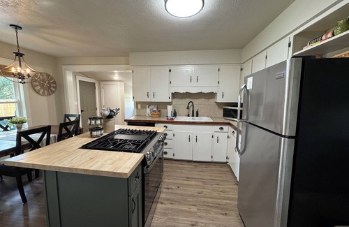 Mena House | Historic 2 BR King Bed Big Yard Firepit Fireplace Trailer Parking