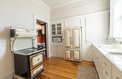 Newberg Condo | Historic 2BR Loft in the Heart of Newberg – The 1888
