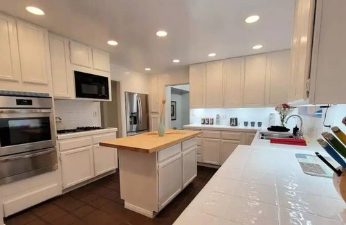 Carthay Circle House | Historic 3BR in LA's Most Desirable Neighborhood!