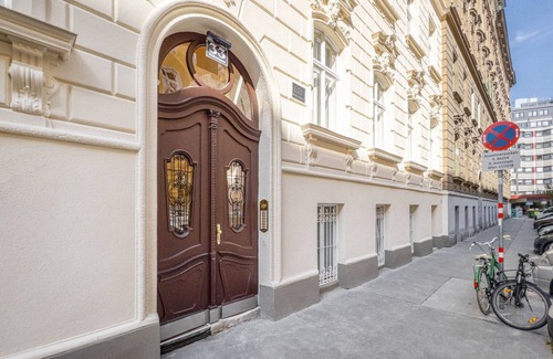 Roßau Apartment | Historic Alsergrund 2BR, nr Donaukanal, by Blueground