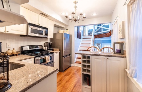 Historic District House | Historic Annapolis Retreat – Steps from the Statehouse & City Dock with Parking and Private Patio