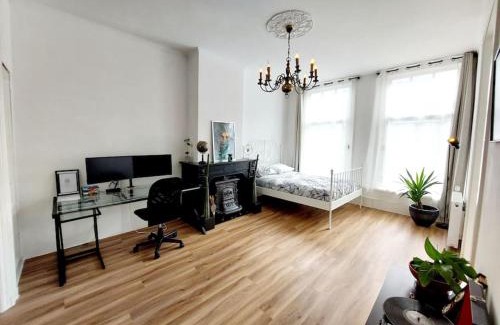 Delfshaven Apartment | Historic apartment very close to city center