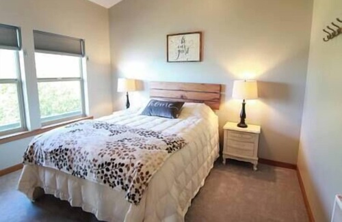 Astoria Bed & Breakfast | Historic Astoria Waterfront Views & Vintage Vibes