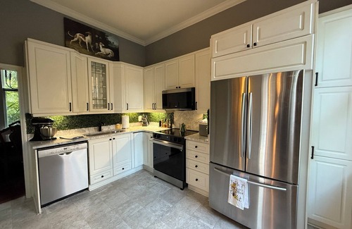 South of Broad Apartment | Historic Battery Getaway