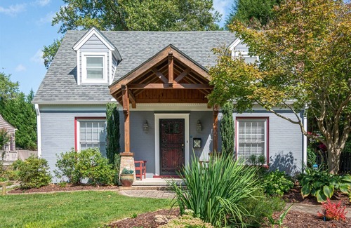 West Side Historic District House | Historic Blythe Cottage in Downtown Hendersonville