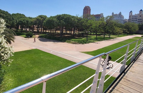 El Botanic Apartment | Historic Botanical Center. Very quiet, centrally located. No nightlife on the street