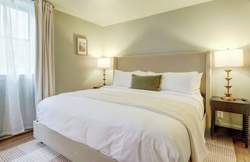 North Downtown Hotel | Historic Boutique Stay The 200 South St King Room & Pool