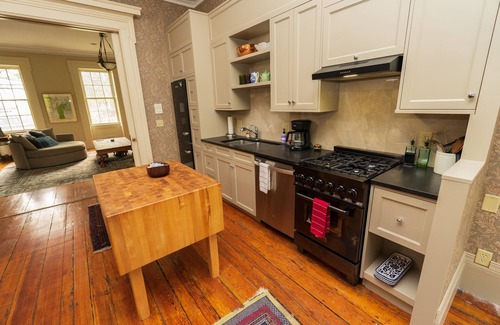College Hill Apartment | Historic Brownstone in the Heart of College Hill - BROWN - RISD - JWU