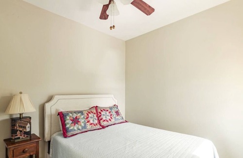 De Soto Apartment | Historic building with comfortable rooms in De Soto