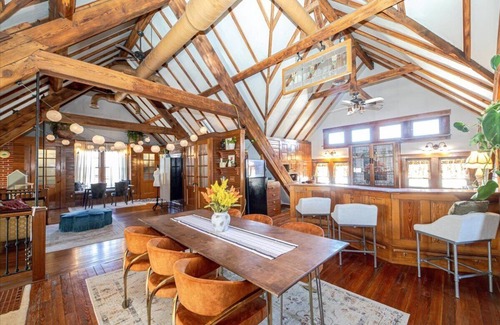 Lindenwald Apartment | Historic Carriage House: Unique Stay in the Heart of Hamilton
