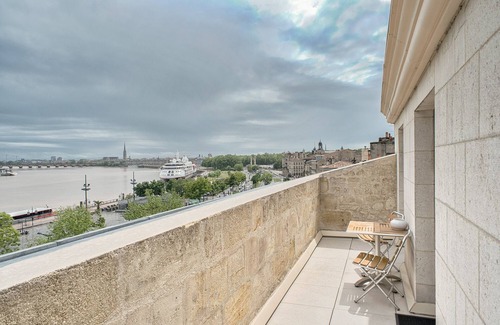 Bordeaux Apartment | Historic center, a terrace over the city and the river, lift, A/C, parking.