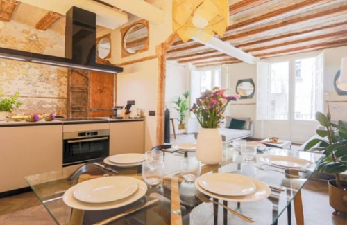 El Raval Apartment | Historic Charm Meets Modern Comfort
