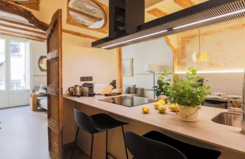 El Raval Apartment | Historic Charm Meets Modern Comfort