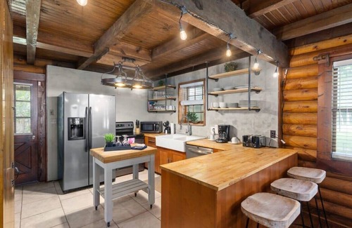 Clarksville Cabin | Historic Charm & Modern Luxury- The Campbell Cabin