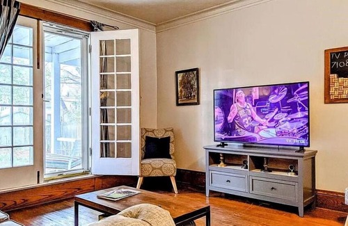 Decatur House | Historic Charming 4BR on the WestEnd near Millikin