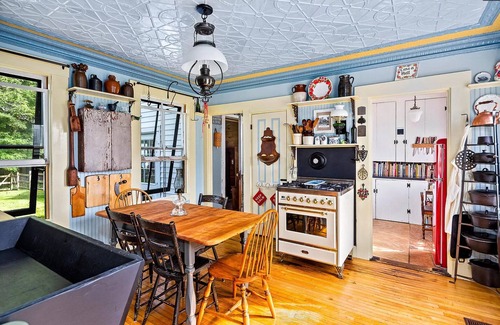Friendship House | Historic Classic Maine House in quaint Friendship with WiFi