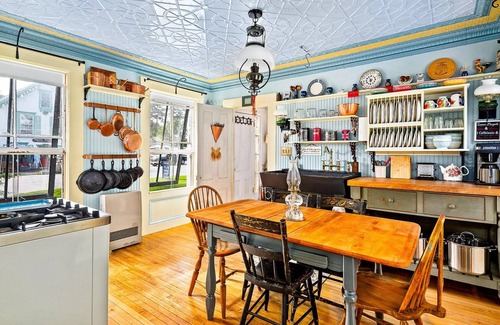 Friendship House | Historic Classic Maine House in quaint Friendship with WiFi
