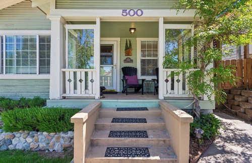 Mount Shasta House | Historic cottage in downtown Mt. Shasta, just steps away from all the action.