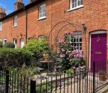 Farnham Apartment | Historic Cottage in Heart of Farnham nr the Castle