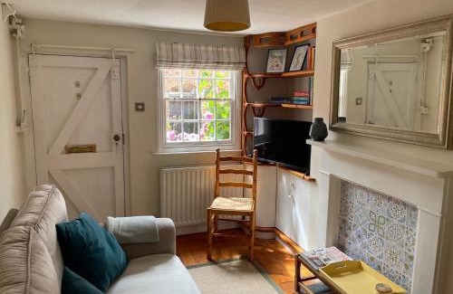 Farnham Apartment | Historic Cottage in Heart of Farnham nr the Castle