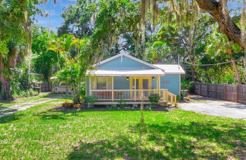 Bayou Oaks House | Historic cottage near everything with front porch, large yard, & WiFi - dogs OK