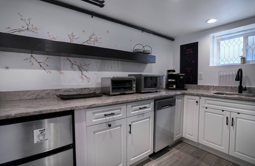 Old Town West Apartment | Historic & Cozy Old Town 1-Bdrm Gem w. Modern Comforts & Free Parking!