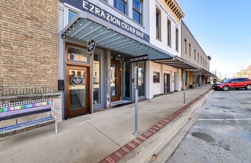Decatur Apartment | Historic Decatur Apt w/City Square Views