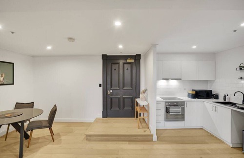 Docklands Apartment | Historic & Designer Loft Style Apt+Parking,Pool