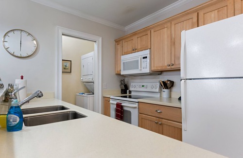 Historic Downtown Savannah Condo | Historic District Garden Condo-Garage Parking! Pets Upon Approval!