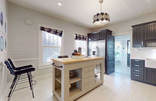 South Pensacola Cottage | Historic downtown cottage with high-speed WiFi and central AC - dogs okay