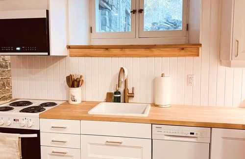 Inner Harbour Apartment | Historic Downtown Hideaway