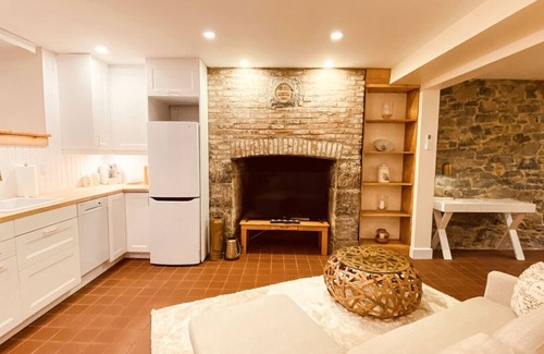 Inner Harbour Apartment | Historic Downtown Hideaway