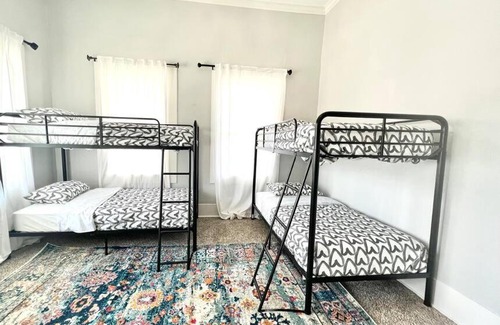 Near East Side House | Historic Downtown Oasis, Alamo dome, Riverwalk,