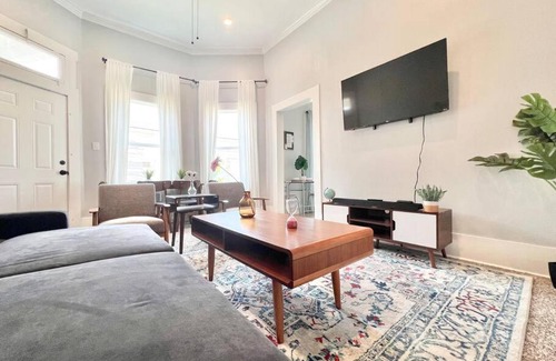 Near East Side House | Historic Downtown Oasis, Alamo dome, Riverwalk,