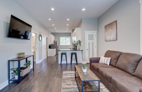 Holy Cross House | Historic Downtown Haven | Patio & Free Parking