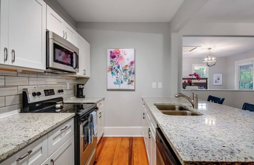 Marble Falls House | Historic Downtown Marble Falls- 3 Suite Travis/LBJ/MrblFlls
